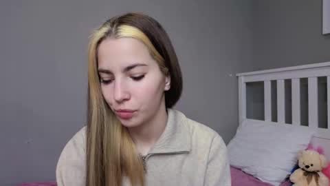 Snapshot of _little_butterfly_ chatting on November 18, 2025, 6:18 am Emma online show from November 18, 2025, 6:18 am