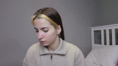 Snapshot of _little_butterfly_ chatting on November 22, 2025, 7:18 am Emma online show from November 22, 2025, 7:18 am