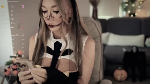 Snapshot of _lovly chatting on October 31, 2025, 10:49 am Melanie online show from October 31, 2025, 10:49 am