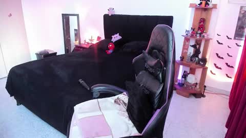 Queen.  Help me reach 100 thumbs up  online show from January 15, 2026, 8:56 pm