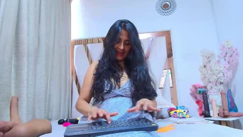 _marcela__ online show from November 12, 2025, 12:38 pm