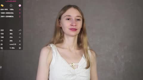  Gwen  online show from September 26, 2025, 3:43 am