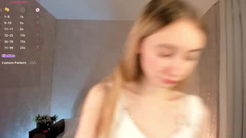  Gwen  online show from November 5, 2025, 4:12 am