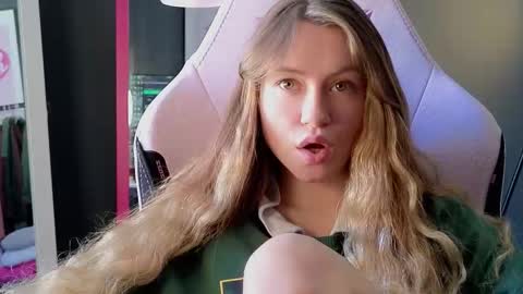 Snapshot of _mavka chatting on February 25, 2026, 12:26 pm Elisa online show from February 25, 2026, 12:26 pm