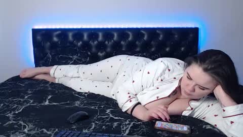 mikey and mia online show from November 11, 2025, 11:43 am