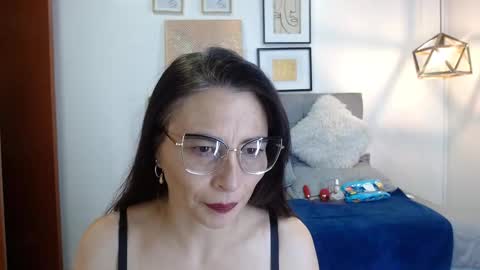 _naomi_s online show from September 18, 2025, 1:57 pm