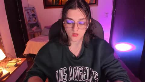 Snapshot of _peach__ chatting on October 13, 2025, 4:56 am violeta ig online show from October 13, 2025, 4:56 am