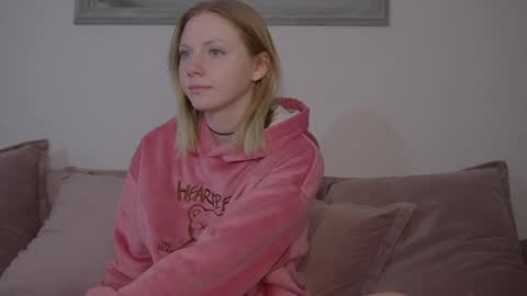 Snapshot of _penisflytrap_ chatting on May 1, 2026, 8:19 am Viktoria online show from May 1, 2026, 8:19 am