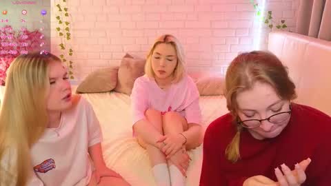 Snapshot of _ramune_ chatting on September 30, 2025, 2:22 pm Merlizz Eva Jane Mila Nicole left to right online show from September 30, 2025, 2:22 pm