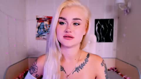 Snapshot of _ravena chatting on October 16, 2025, 9:43 am _ravena online show from October 16, 2025, 9:43 am