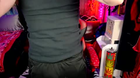 REDxxx online show from November 17, 2025, 4:57 pm