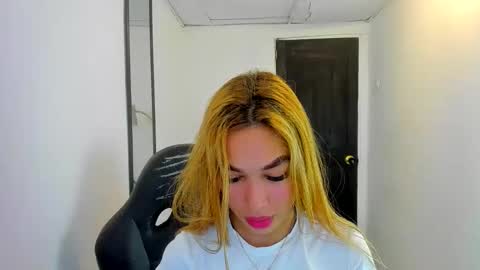 Snapshot of _scarlet_0 chatting on May 23, 2026, 10:03 pm Valerie online show from May 23, 2026, 10:03 pm