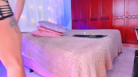 Shsntal online show from November 10, 2025, 1:43 pm