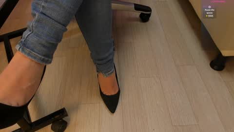 Snapshot of _tiffany_queen chatting on December 23, 2024, 3:33 pm Stefania online show from December 23, 2024, 3:33 pm