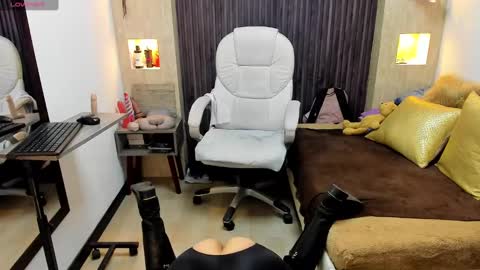 Snapshot of _tiffany_queen chatting on February 12, 2025, 8:18 pm Stefania online show from February 12, 2025, 8:18 pm