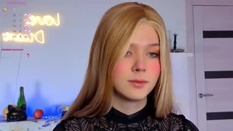 LITTLE FOX online show from November 17, 2025, 2:12 pm