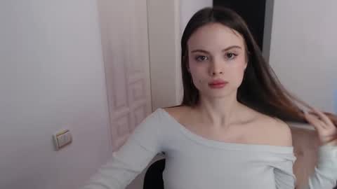 a_ariella_ online show from December 1, 2025, 2:44 pm