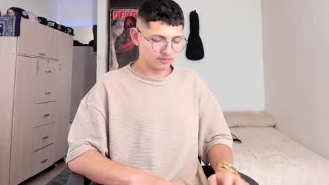 Snapshot of a_lejandro_08 chatting on January 21, 2025, 7:28 pm alejo online show from January 21, 2025, 7:28 pm