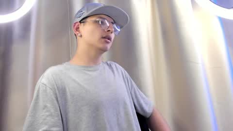 Snapshot of a_lejandro_08 chatting on February 6, 2025, 4:42 am alejo online show from February 6, 2025, 4:42 am