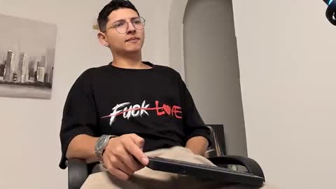 Snapshot of a_lejandro_08 chatting on March 8, 2025, 1:28 am alejo online show from March 8, 2025, 1:28 am