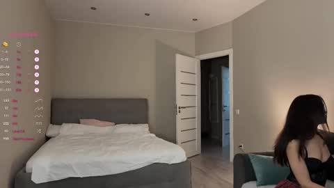 Mila and Jess online show from November 9, 2025, 12:58 pm