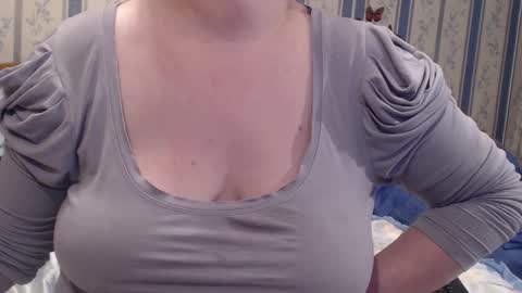 Snapshot of aamarillis chatting on December 5, 2025, 5:38 am NINA online show from December 5, 2025, 5:38 am