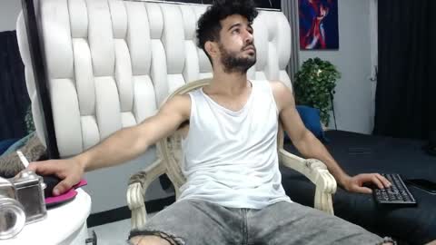 aaron_jones_1 online show from April 21, 2026, 3:35 am