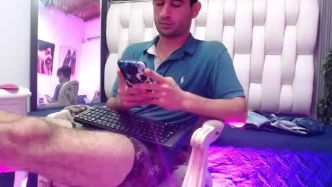 aaron_jones_1 online show from May 1, 2026, 7:51 pm