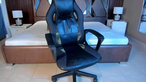 Snapshot of aaron_whitee chatting on December 5, 2024, 9:17 pm Aaron online show from December 5, 2024, 9:17 pm