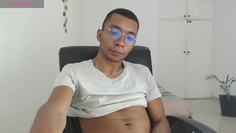 Snapshot of aaronblack1_ chatting on January 22, 2025, 2:04 am Heyy my name is Aaron online show from January 22, 2025, 2:04 am