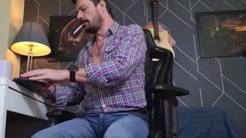 Aaron online show from November 14, 2025, 4:33 am