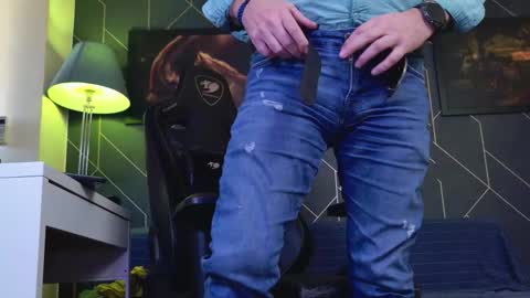 Snapshot of aaronbomer chatting on January 17, 2026, 12:21 pm Aaron online show from January 17, 2026, 12:21 pm