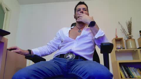 Snapshot of aaronbomer chatting on April 10, 2026, 2:39 am Aaron online show from April 10, 2026, 2:39 am