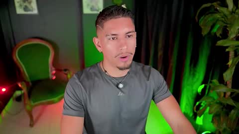 Snapshot of aaronfox_ chatting on January 6, 2026, 10:41 am AARON online show from January 6, 2026, 10:41 am