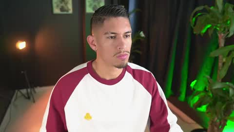 Snapshot of aaronfox_ chatting on April 9, 2026, 2:44 pm AARON online show from April 9, 2026, 2:44 pm