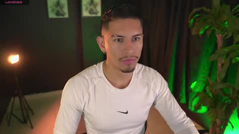 Snapshot of aaronfox_ chatting on April 19, 2026, 12:54 am AARON online show from April 19, 2026, 12:54 am