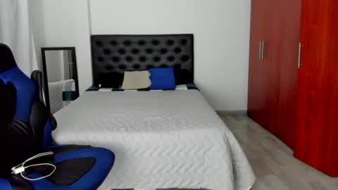 Independence model AbelAsburgo online show from December 28, 2024, 5:23 am