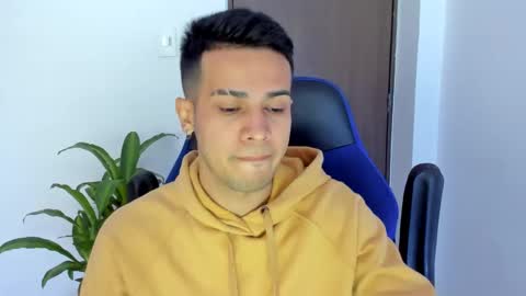 Independence model AbelAsburgo online show from March 10, 2025, 11:32 am