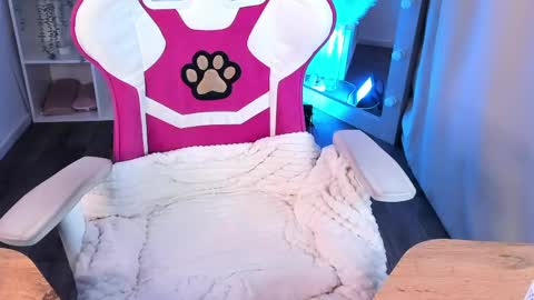 Lily online show from April 23, 2026, 5:37 pm