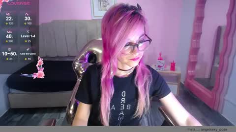 abril_ch_ online show from November 1, 2025, 10:50 am