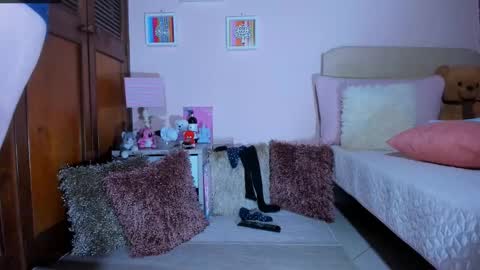 Snapshot of abrilrussell_ chatting on November 17, 2025, 1:22 am Abril online show from November 17, 2025, 1:22 am