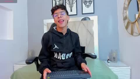 Adams Bobby online show from November 30, 2025, 11:25 am