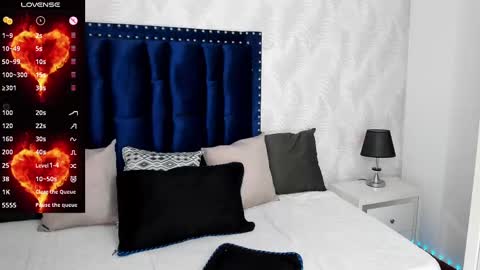 NIcolle online show from September 12, 2025, 12:49 pm