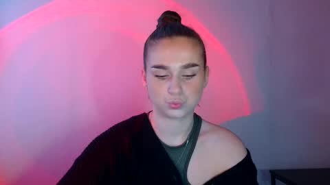 Snapshot of adele_amore chatting on March 4, 2025, 10:35 am Adele Amore online show from March 4, 2025, 10:35 am