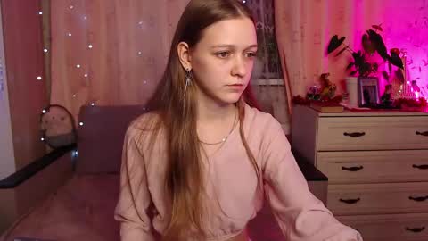 Snapshot of adelin_maxwell chatting on December 18, 2024, 8:03 pm Lina online show from December 18, 2024, 8:03 pm