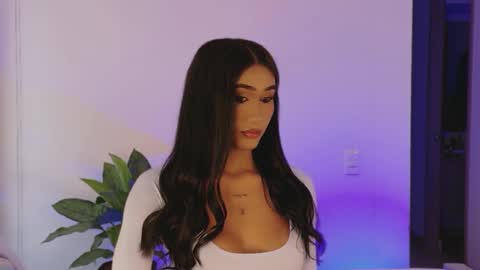 Isabellafirst online show from September 28, 2025, 5:40 pm