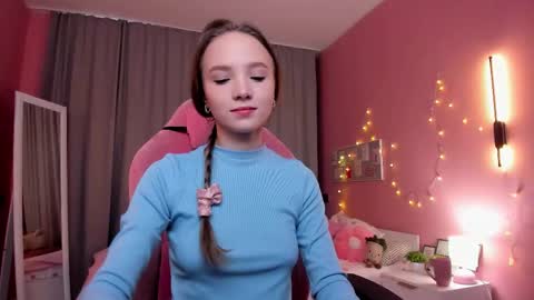 Snapshot of adria_arjona chatting on November 23, 2025, 7:30 am Eva online show from November 23, 2025, 7:30 am