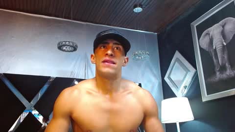 Snapshot of adrian_rae chatting on December 18, 2024, 12:29 pm online show from December 18, 2024, 12:29 pm