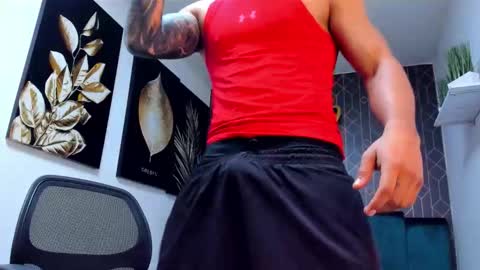 Snapshot of adrian_rae chatting on November 24, 2025, 6:29 pm online show from November 24, 2025, 6:29 pm