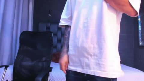 Snapshot of adrian_rae chatting on November 29, 2025, 12:08 pm online show from November 29, 2025, 12:08 pm